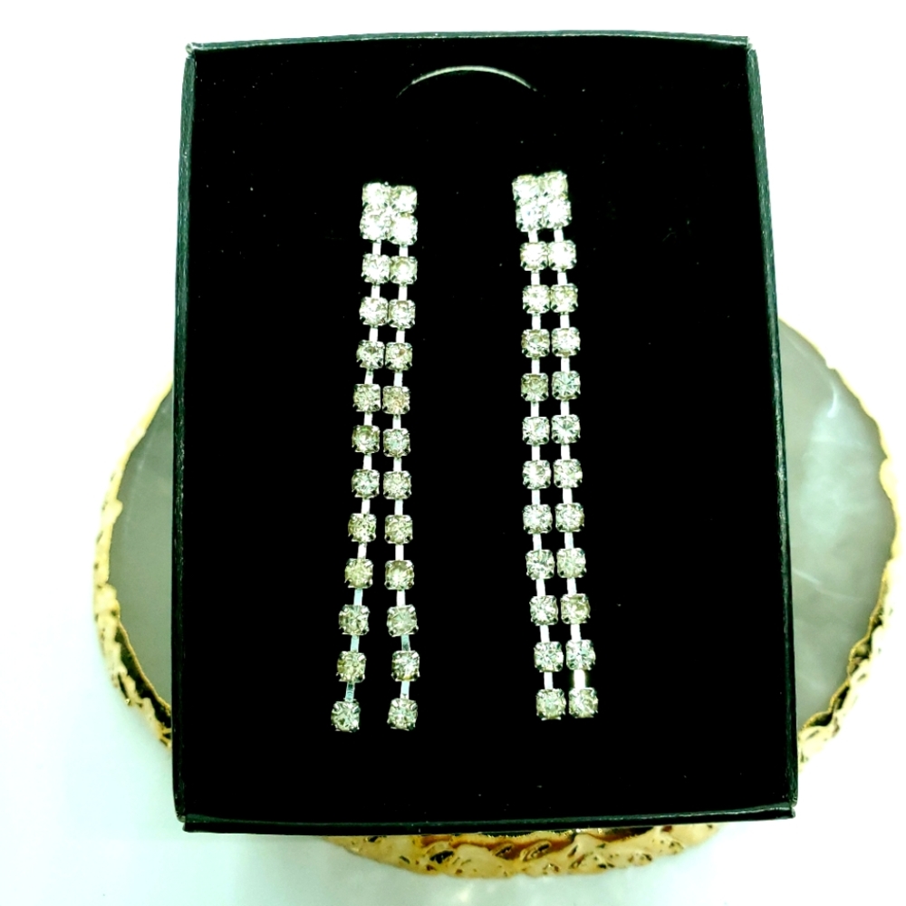 Avon Irresistibly Sexy Tease Earrings (Silvertone)